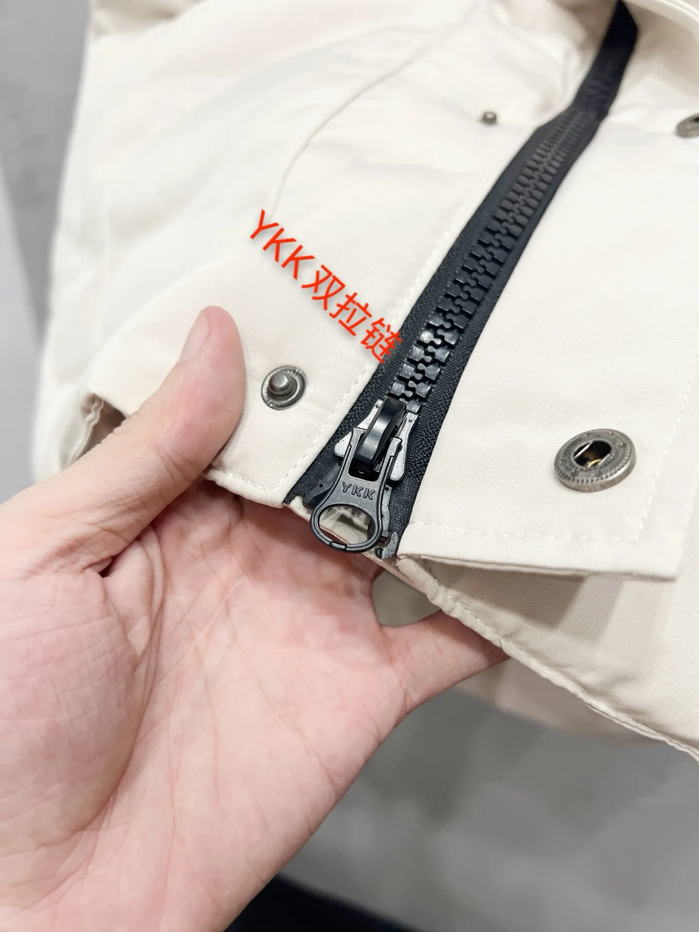 P330 model number: YC26 Canada goose/Canada Goose 4154M Freestyle Crew down vest, using international 50 down, genuine original clothing, pay attention to the version, YKK double zipper, velvet on the back collar, more warm, zippered hidden pocket on the inside, genuine mesh pockets on the inside. If you need to compare with the genuine product, check it out at any time. All accessories are made by the original factory. The fabric is molded and customized according to the original version. It can be restored by kneading it at will (fabric interpretation: the harder the fabric, the better the waterproof performance. Only those who buy the latest authentic version this year will notice the softness and comfort of the fabric. Soft fabrics are waterproof and have memory rebound function, which is the authentic fabric). The down is synchronized with genuine white duck down, fluffy and not clumps. The original version of Big Goose is white duck down. It is not the goose down boasted by the world's random copywriting. It can be verified through any official channel. Customized authentic YKK double zipper military-grade copper core zipper puller. High hardness and no jamming. The original smoothness is restored. The workmanship and wiring are all controlled by workers with more than ten years of service. They must be horizontal and vertical. No crookedness. The inner wiring density is more sophisticated. Feel free to compare. Big goose label. Collar label. Washed label. Hangtag. Zipper rope. Pocket label. Collar velvet. Buttons. All details are updated simultaneously with the original version. The best version. A fighter in a world-famous vest. Compare to the entire network. Color: Black White Navy Blue Gray Gray Gray Label Size: S-XXL
